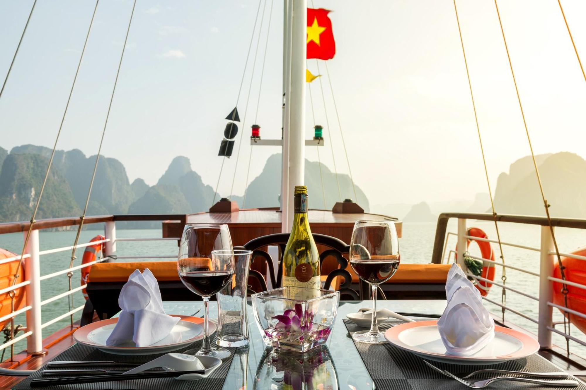 Emeraude Classic Cruises Hạ Long Exterior foto