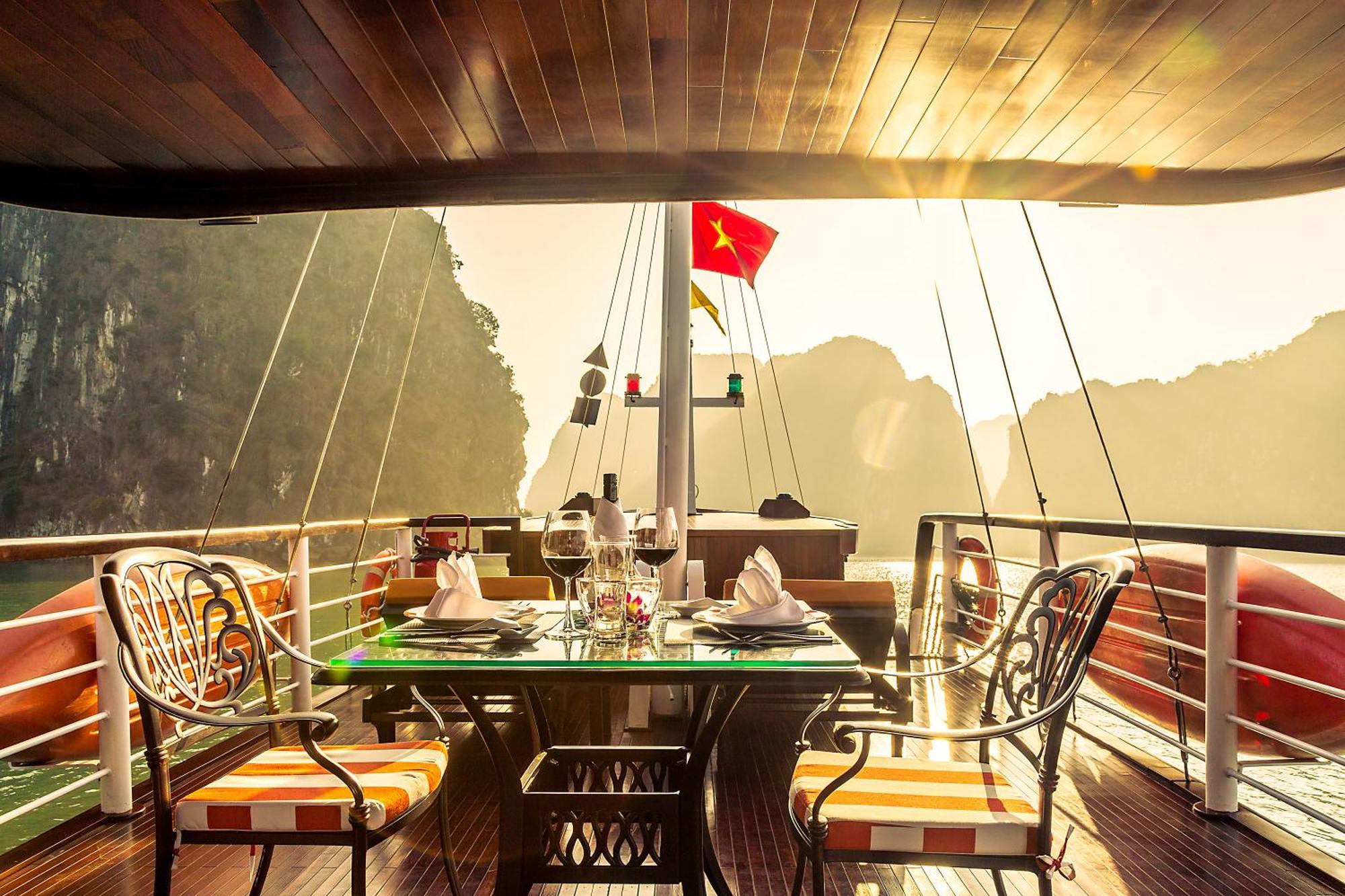 Emeraude Classic Cruises Hạ Long Exterior foto
