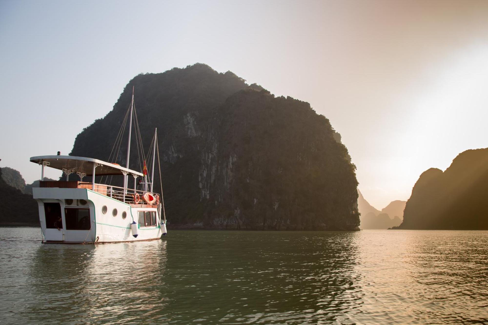 Emeraude Classic Cruises Hạ Long Exterior foto